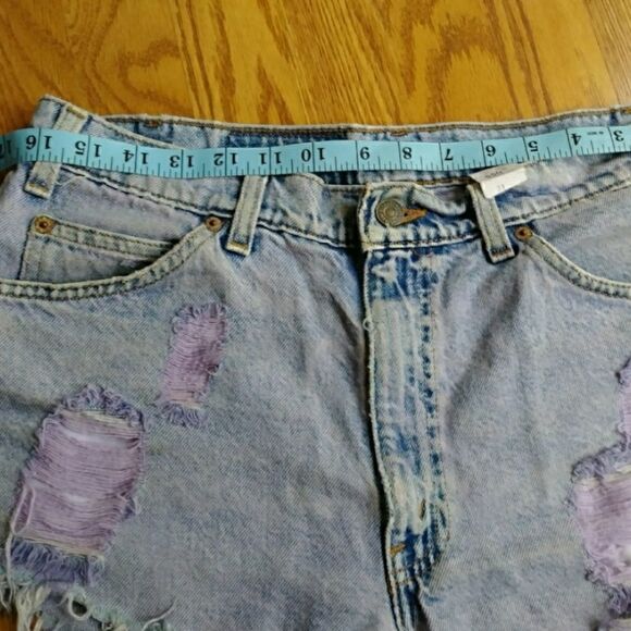 Vintage Levis 550 distressed jean shorts with raw - Picture 7 of 7